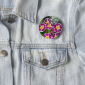 Paarse en gele primrobloemen ronde button 5,7 cm (In situ)