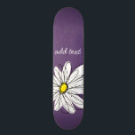 Paarse en gele whimsical Daisy Script-tekst Skateboard<br><div class="desc">Een zand en griezelig stuk van hipster. Je kunt een naam,  een monogram of een andere aangepaste tekst toevoegen. Als u de kunst rond moet bewegen,  klik op de aanpassingsknoop om veranderingen aan te brengen.</div>