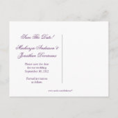 Paarse en gouden bloemblaadjes slaan de datum op aankondigingskaart (Achterkant)