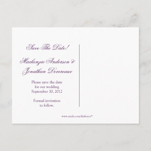 Paarse en gouden bloemblaadjes slaan de datum op aankondigingskaart (Achterkant)