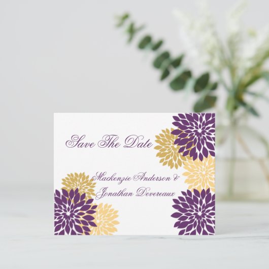 Paarse en gouden bloemblaadjes slaan de datum op aankondigingskaart (Staand voorkant)