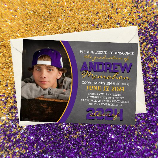 Paarse en gouden Chalkboard Afstuderen Aankondigin Kaart