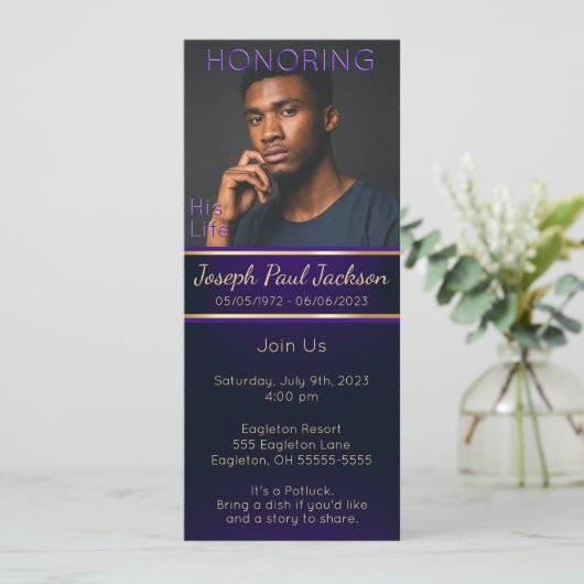 Paarse en gouden foto Memorial uitnodiging (Staand voorkant)