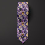 Paarse en gouden Geometrische Monogram Stropdas<br><div class="desc">Paarse en Gold Geometric Monogram Necktie heeft een opvallende combinatie van paarse tinten gemarkeerd door goudtinten waardoor een uniek patroon ideaal is voor casual draag. Bekijk zeker de bijpassende sokken met hetzelfde ontwerp.</div>