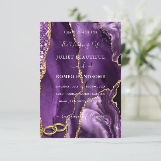 Paarse en gouden glitter marmeren bruiloft uitnodi (Staand voorkant)