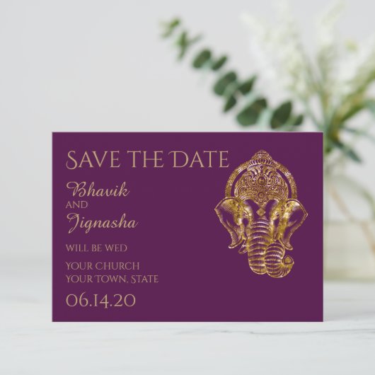 Paarse en gouden Indiase bruiloft Save the Date (Staand voorkant)