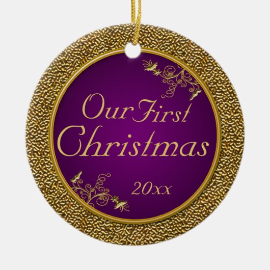 Paarse en gouden "Onze eerste kerstdag"-versiering Keramisch Ornament (Voorkant)