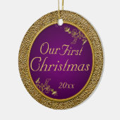 Paarse en gouden "Onze eerste kerstdag"-versiering Keramisch Ornament (Links)