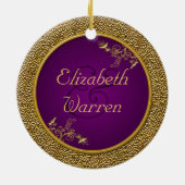 Paarse en gouden "Onze eerste kerstdag"-versiering Keramisch Ornament (Achterkant)