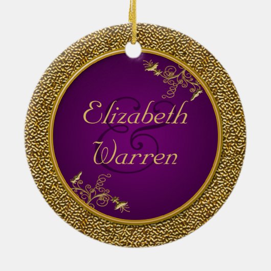 Paarse en gouden "Onze eerste kerstdag"-versiering Keramisch Ornament (Achterkant)