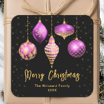 Paarse en gouden Ornamenten Vrolijk kerstfeest Vierkante Sticker<br><div class="desc">Deze elegante en glamoureuze vakantie sticker kan worden gepersonaliseerd met uw familienaam. Het ontwerp is voorzien van paarse en gouden kerstbauble ornamenten op een zwarte achtergrond. De tekst combineert handgeschreven script en moderne schreefloze lettertypen voor een stijlvolle en verfijnde look. De glinstering en glitter voegen een feestelijke en magische touch...</div>
