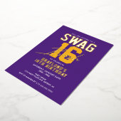 Paarse en gouden Varsity Style Swag 16 Verjaardag Folie Uitnodiging (Gedraaid)