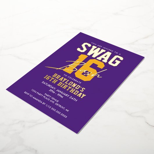 Paarse en gouden Varsity Style Swag 16 Verjaardag Folie Uitnodiging (Gedraaid)