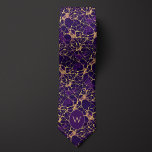 Paarse en gouden Webbed Neurale Patroon Stropdas<br><div class="desc">Deze onderscheidende paarse en gouden neurale patroonstropdas met webbed is het perfecte accessoire om je innerlijke wetenschapsgeek met stijl uit te drukken! Geïnspireerd door de fascinerende schoonheid van neuronen en neurale patronen, toont deze stropdas een zorgvuldig ontworpen motief dat prachtig de complexiteit en elegantie van menselijke hersenverbindingen vertegenwoordigt. Zijn diepe...</div>