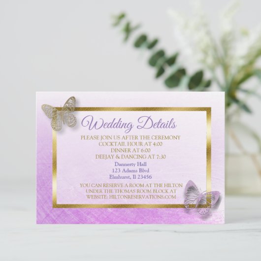 Paarse en goudvlinderdpapieren voor de bruiloft informatiekaartje (Staand voorkant)