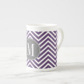 Paarse en grijze Chevron Pattern met monogram Porselein Kop (Voorkant rechts)