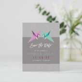 Paarse en groene papieren kranen besparen de datum aankondigingskaart (Staand voorkant)