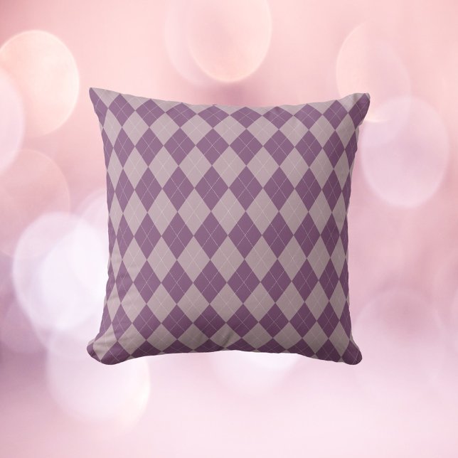 Paarse en lavendel argyle patroon kussen (A throw pillow with a purple and lavender argyle pattern)