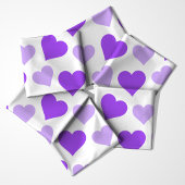 Paarse en lavendel harten op wit stof