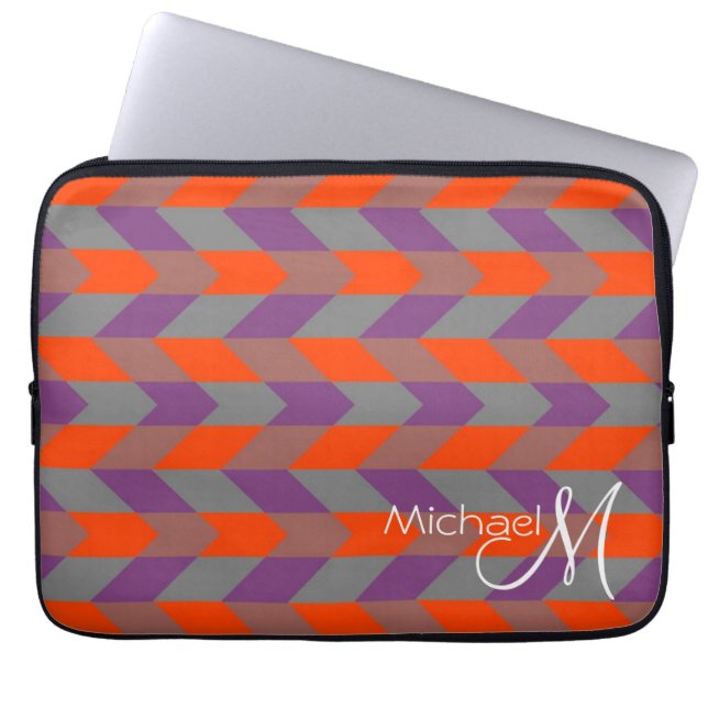 Paarse en Oranje Chevron Zigzag Custom Monogram Laptop Sleeve (Voorkant)