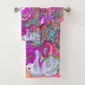 Paarse en Oranje Groovy Abstract Retro Swirl Bad Handdoek (Insitu)