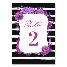 Paarse en roze bloemen bruiloft. Zwarte strepen