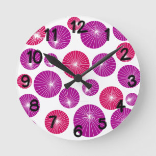 Paarse en roze pinwielen ronde klok