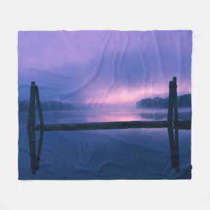 Paarse en roze zonsopgang aan het water fleece deken