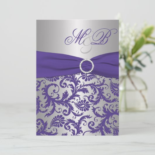 Paarse en Silver Damask Monogrammed Invitation Kaart (Staand voorkant)