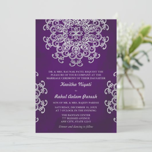 PAARSE EN SILVER INDIAN STYLE WEDDING INVITATION KAART (Staand voorkant)