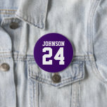Paarse en Witte Atleet Naam Jersey Nummer Ronde Button 7,6 Cm<br><div class="desc">Vrolijk op je favoriete sportteam, football speler of show gewoon je schooltrots met een aangepaste gepersonaliseerde spirit knop! Voeg je schoolnaam toe of personaliseer met de naam van een speler en een jersey-nummer. Perfect voor football, basketbal, honkbal en voetbalwedstrijden! Creëer custom pinnen voor het hele team, cheerleaders, ouders en broers...</div>