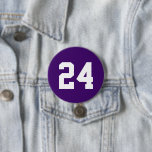 Paarse en witte atlete jersey nummer ronde button 7,6 cm<br><div class="desc">Kop op je favoriete sportteam, football speler of gewoon show van je schooltrots met een aangepaste gepersonaliseerde spirituele knop! Personaliseer met het nummer van een speler of een andere aangepaste tekst. Ideaal voor football-, basketbal-, honkbal- en voetbalspelletjes! Creëer aangepaste pinnen voor het hele team, cheerleaders, ouders en broers om op...</div>