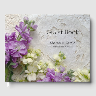 Paarse en witte bloemen op oude lacten gastenboek