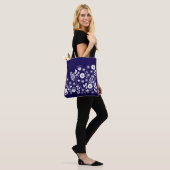 Paarse en witte Boho Wildflower Tote Bag (Op model)