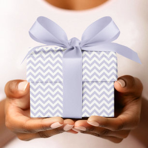 Paarse en witte Chevron Stripe Baby shower Cadeaupapier