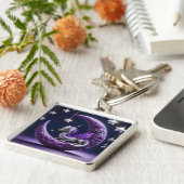 Paarse en witte draak op een halve maan sleutelhanger (Zijkant)