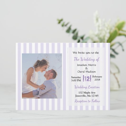 Paarse en witte gestreepte foto bruiloft uitnodigi kaart (Staand voorkant)