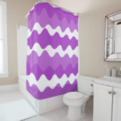 Paarse en witte horizontale golvenpatroon douchegordijn (In situ)