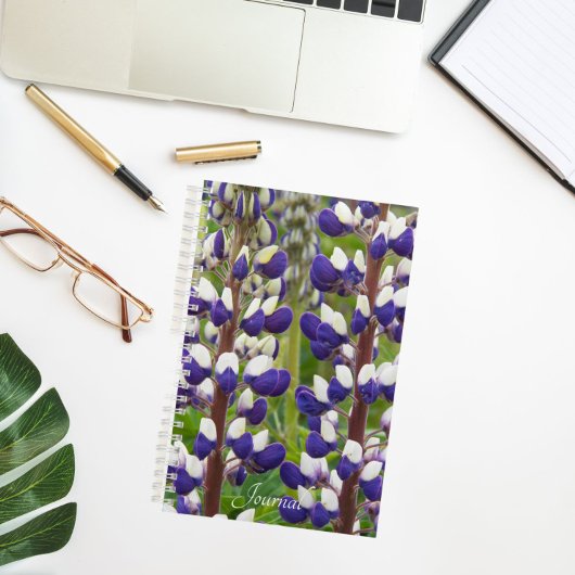 Paarse en witte lupine Floral Notitieboek