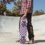 Paarse en witte mander skateboard<br><div class="desc">Dit gewaagde,  geometrische,  regale paarse en witte patroon is een origineel siervormig ontwerp. Paarse diamanten met witte randen zijn omringd door koninklijke paarse kwaden die om hen heen draaien. Witte zigzags scheiden de windende paarse paden en verschuivingsdiamanten. Digitaal gemaakt afbeelding. Copyright © 2013 Claire E. Skinner. Alle rechten voorbehouden.</div>