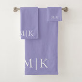 Paarse en witte | Modern Monogram Bad Handdoek (Insitu)