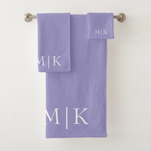 Paarse en witte | Modern Monogram Bad Handdoek (Insitu)