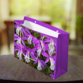 Paarse en witte pileione orchids Floral Groot Cadeauzakje