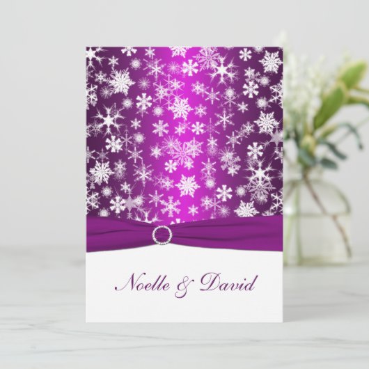 Paarse en witte sneeuwvlokken bruiloft uitnodiging (Staand voorkant)
