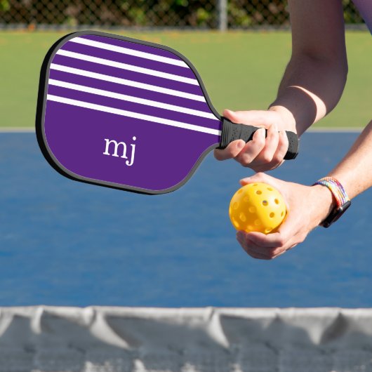Paarse en witte strepen met monogram pickleball paddle (Insitu)