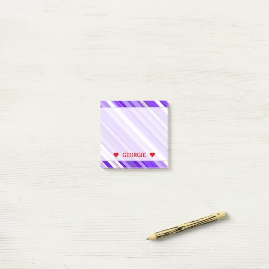 Paarse en witte strips en aangepaste naam post-it® notes (Op bureau)