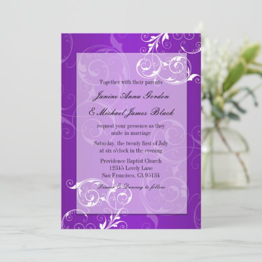 Paarse en witte trouwuitnodiging kaart (Staand voorkant)