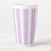 Paarse en witte verticale strepen aangepaste naam latte mok (Voorkant)