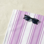 Paarse en witte verticale strepen aangepaste naam strandlaken (In situ)