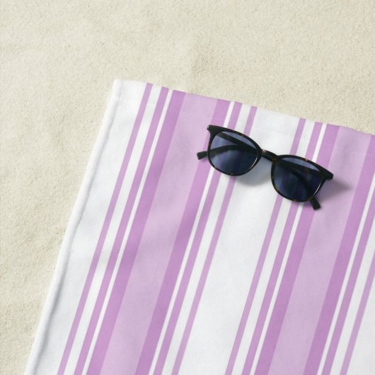 Paarse en witte verticale strepen aangepaste naam strandlaken (In situ)